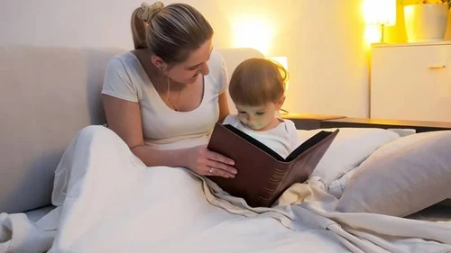 Verhaaltjes voor het slapengaan: waarom het nuttig is en welke de moeite waard zijn om te lezen